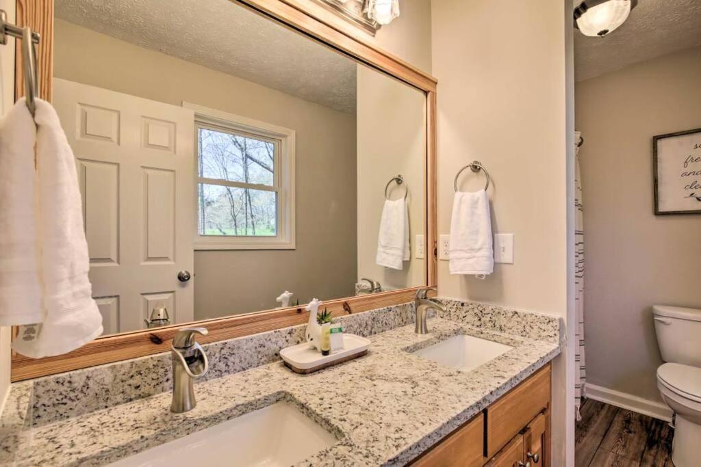 Less Than 3 Miles To Downtown With Firepit Ellijay Bagian luar foto